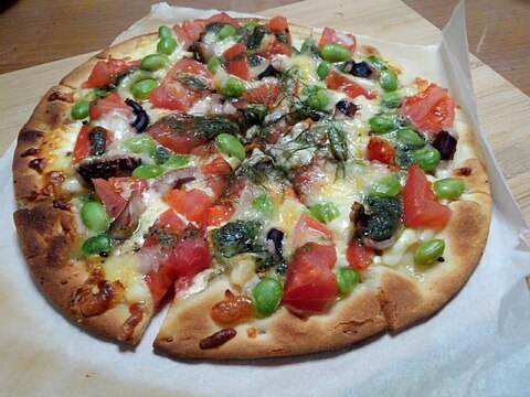 冷凍ピザを使用トマト×枝豆×たこぶつ×バジルピザ